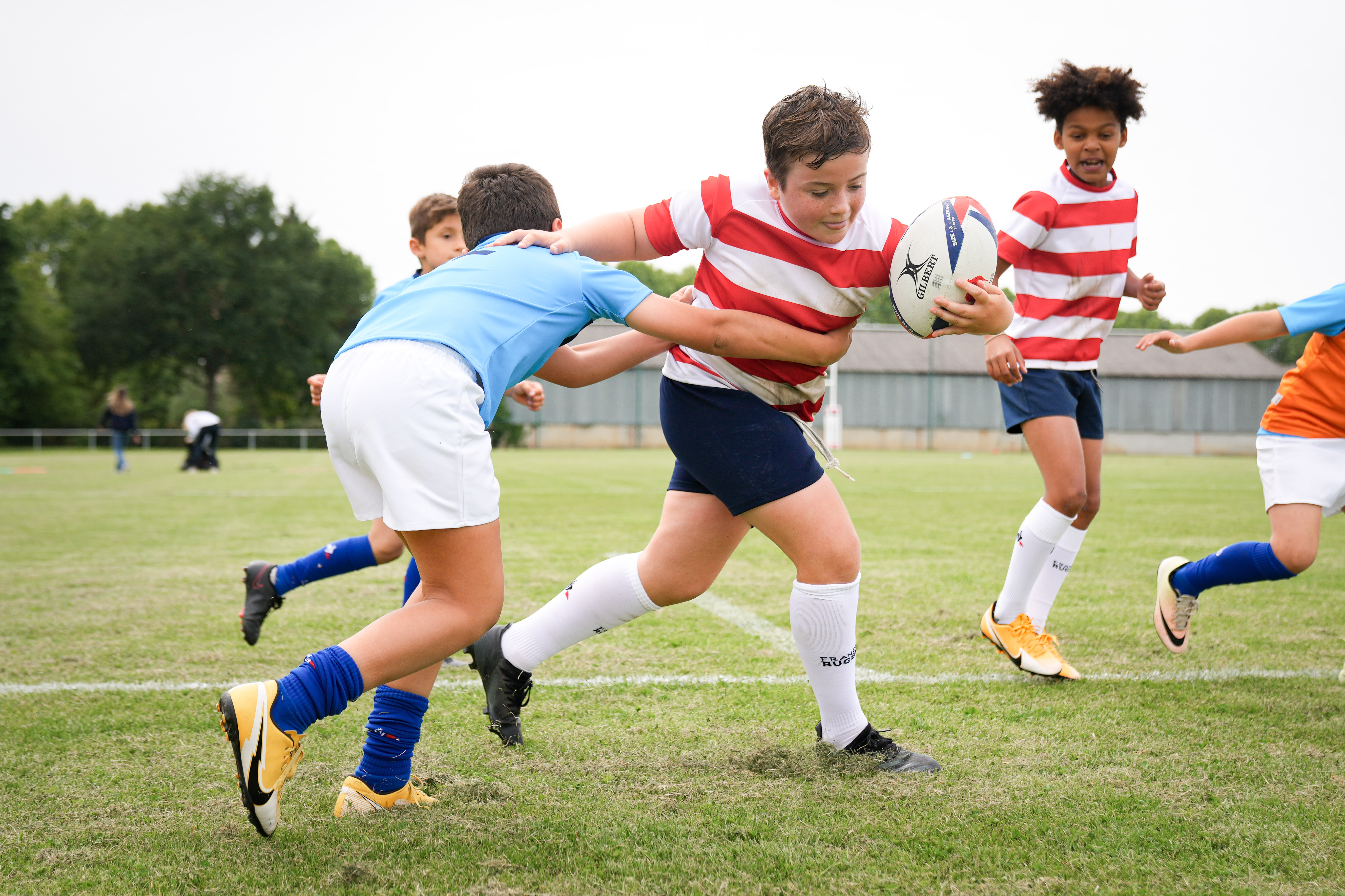 Le Sport Des Enfants En Été Rugby Footbal Banque D'Images et Photos Libres  De Droits. Image 24680908