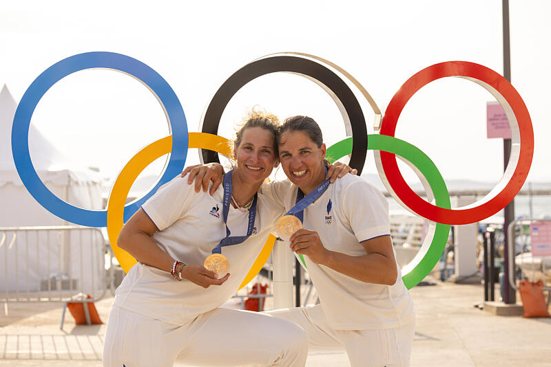 Sarah Steyaert et Charline Picon (voile), médaille de bronze en 49er FX