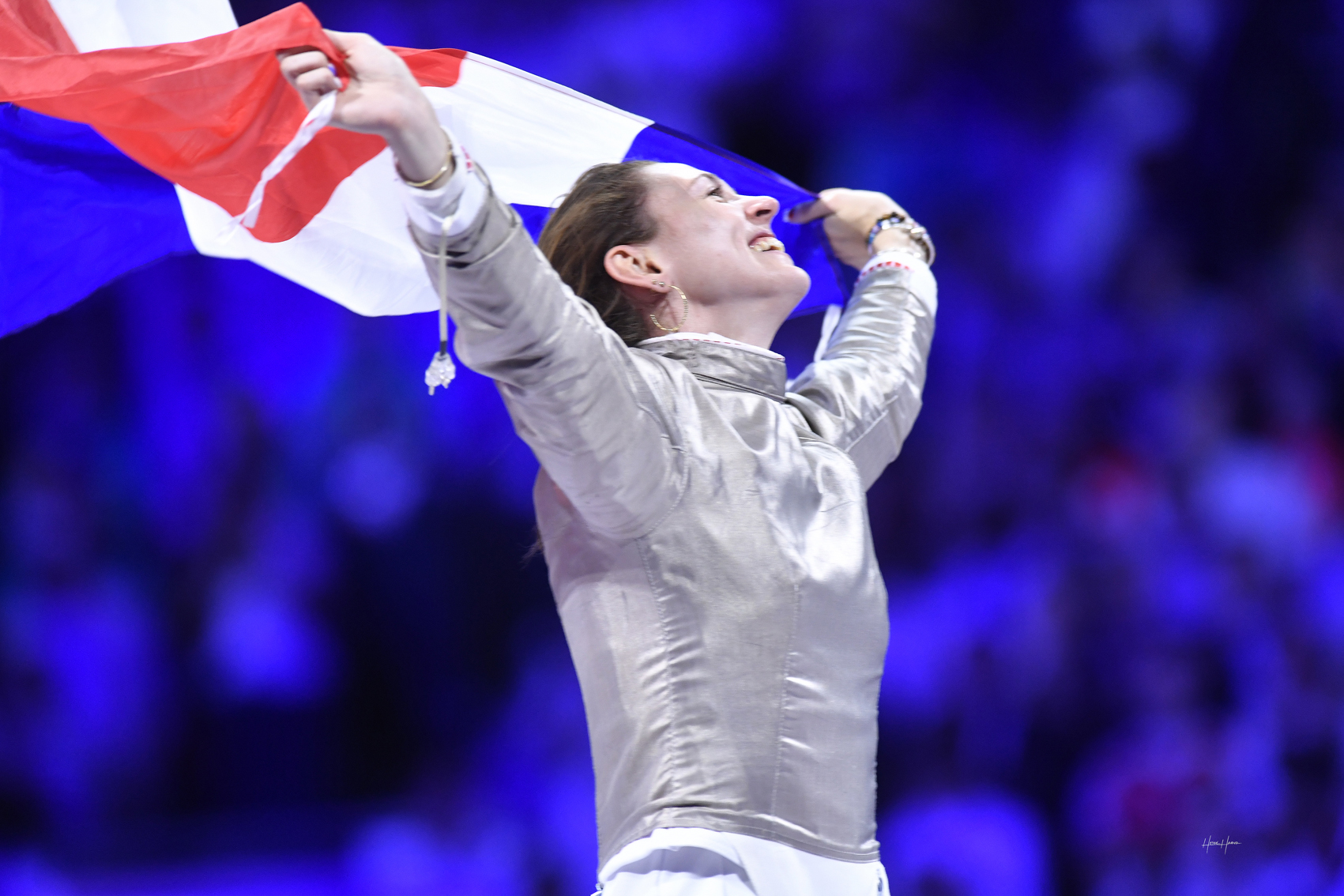 Championne d'escrime avec un drapeau français