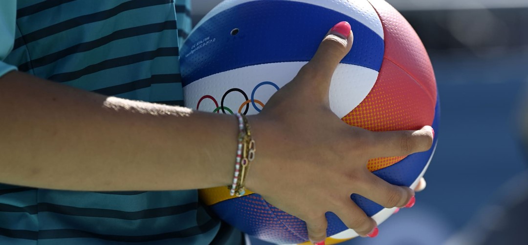 Joueuse de volley-beach tenant un ballon 