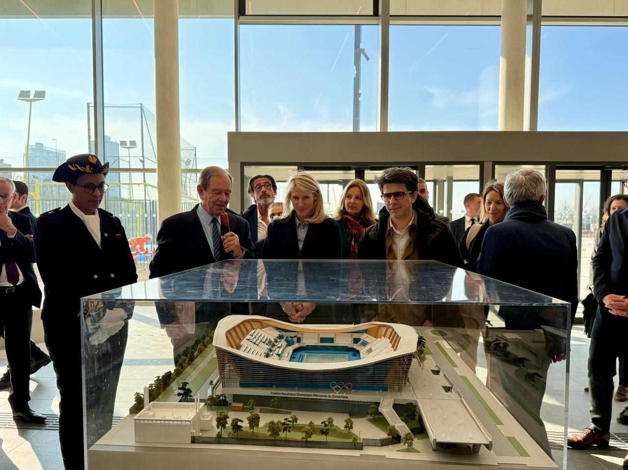 Photo de la Ministre et de l'équipe organisatrice au Centre Aquatique Olympique