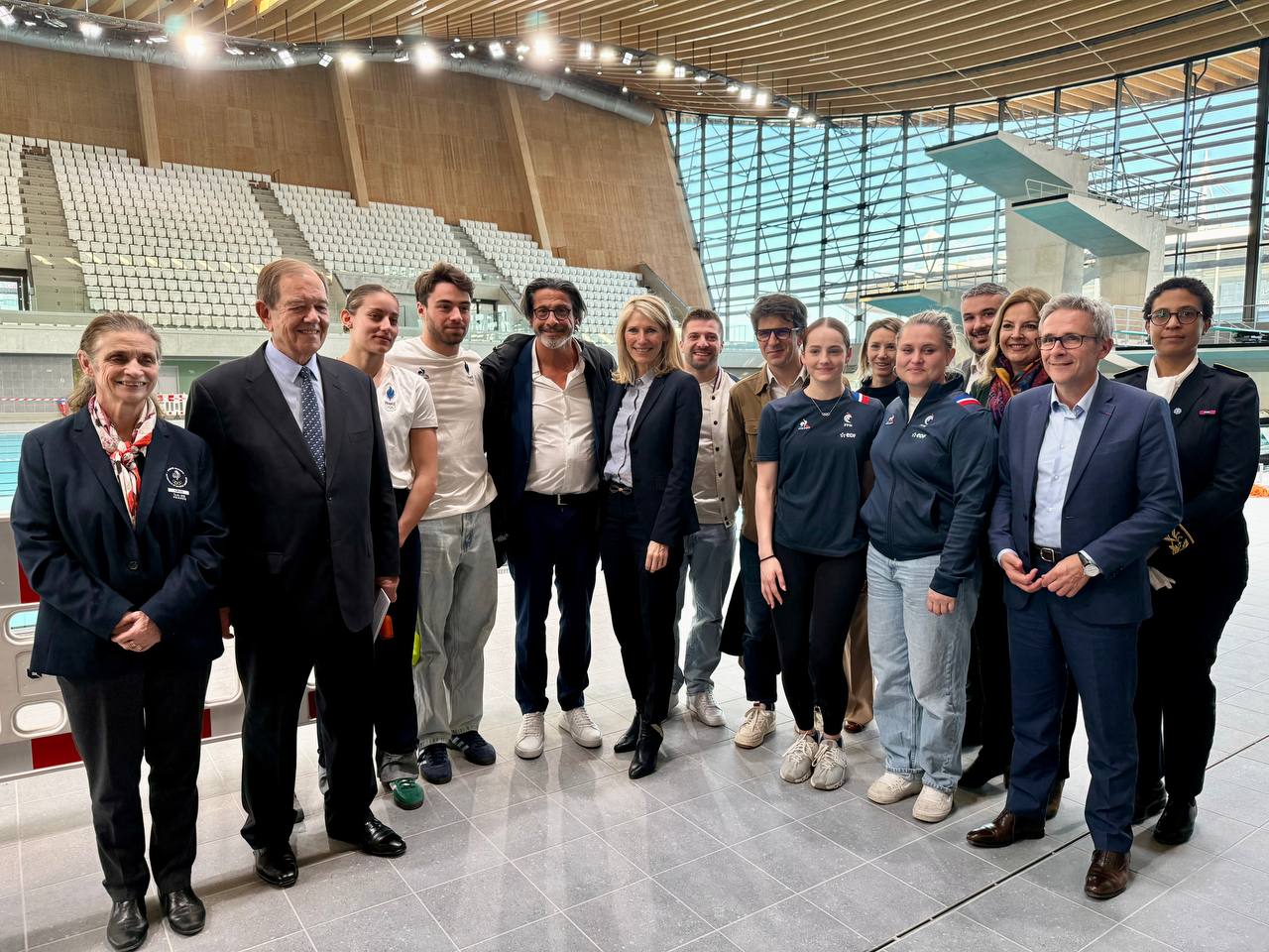 Photo de la Ministre et de l'équipe organisatrice au Centre Aquatique Olympique