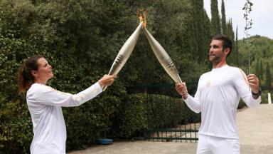 La flamme olympique est allumée à l'Olympie