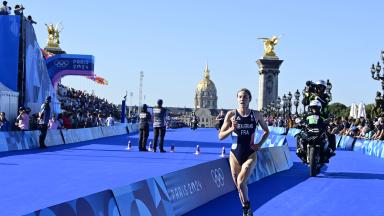 Athlète féminine lors d'une course à pied aux JO Paris 2024