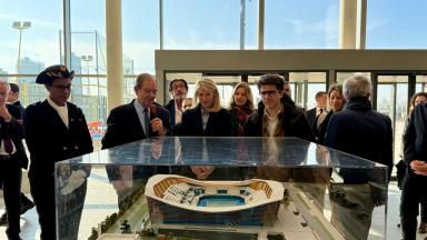 Photo de la Ministre et de l'équipe organisatrice au Centre Aquatique Olympique