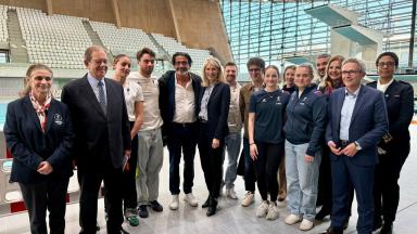 Photo de la Ministre et de l'équipe organisatrice au Centre Aquatique Olympique