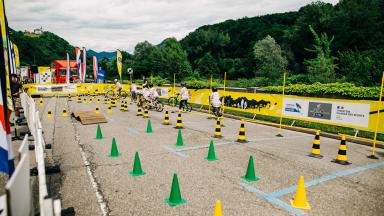 Enfants apprenant à rouler à vélo sur un circuit protégé