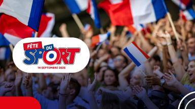Photo avec un public brandissant des drapeaux français et le logo Fête du Sport